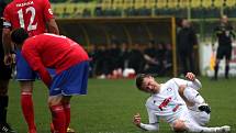 Fotbalisté Holice (v bílém) porazili Třebíč 1:0.