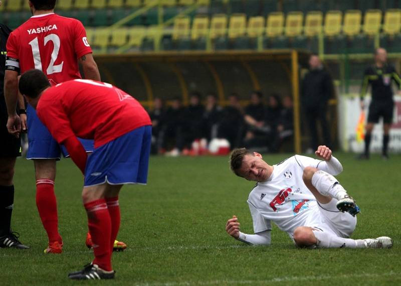 Fotbalisté Holice (v bílém) porazili Třebíč 1:0.