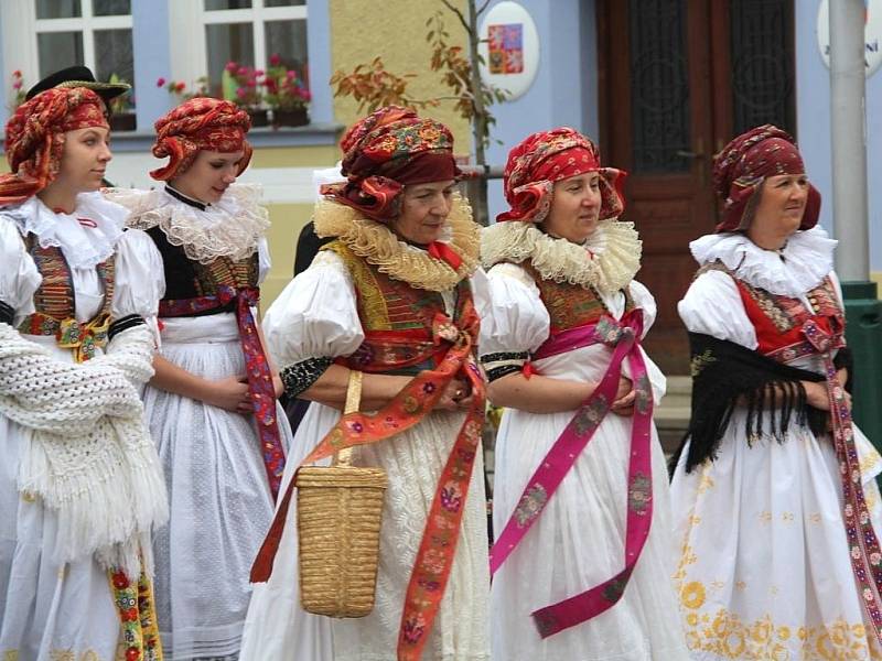 Lidé v krojích vyšli do průvodu, aby si připomněli 115. výročí narození znalkyně hanáckých krojů Boženy Langové – Svozilové.