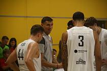 Kouč Andy Hipsher rozdává pokyny basketbalistům Olomoucka. Ilustrační foto