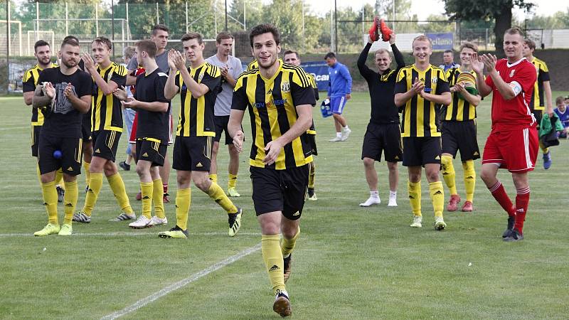 Fotbalisté Nových Sadů (ve žluto-černém) porazili Všechovice 5:0.