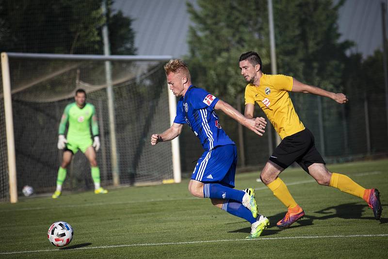 Fotbalisté Sigmy (v modrém) porazili v přípravě Rosice 1:0.