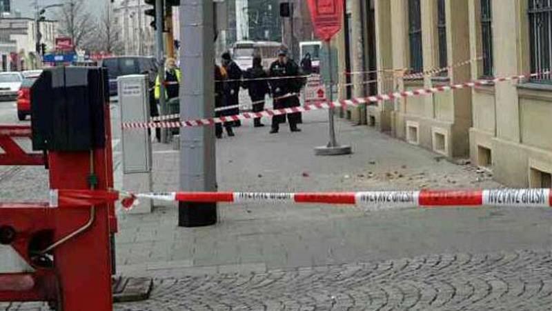 V Legionářské ulici v centru Olomouce spadly na chodník kusy zdiva