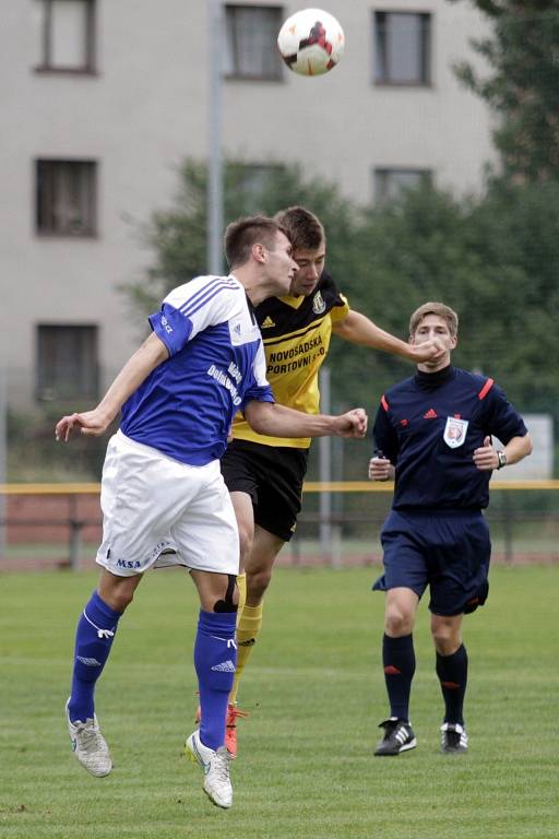 Fotbalisté Nových Sadů (ve žlutém) proti Dolnímu Benešovu