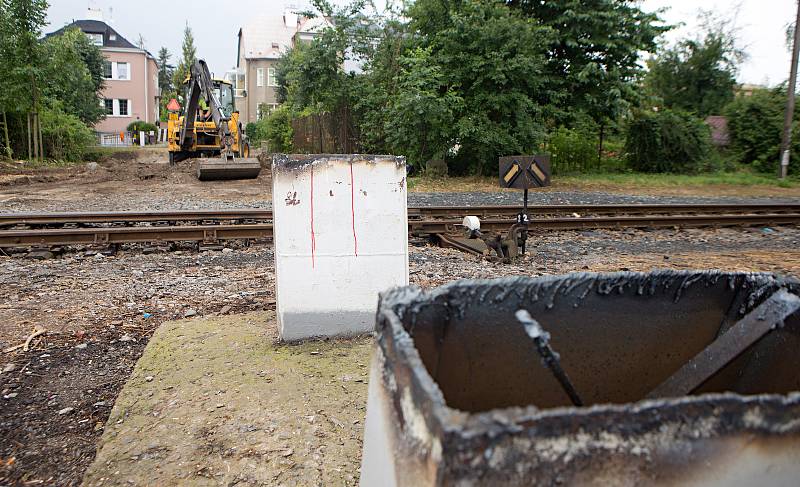 Lávka spojující přes trať Hejčín s centrem města padla k zemi