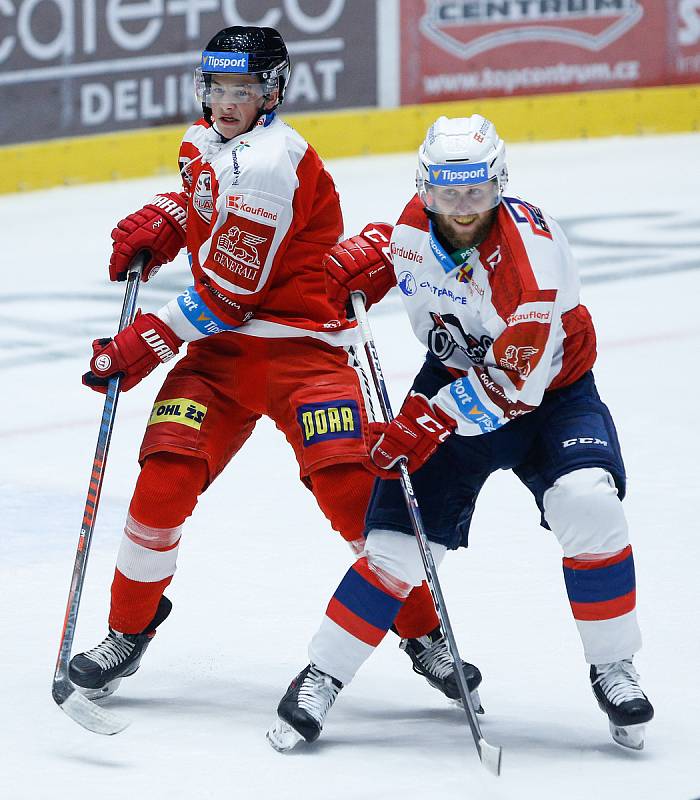 Hokejové utkání Generali Česká Cup v ledním hokeji mezi HC Dynamo Pardubice (v bíločerveném) a HC Olomouc (v červenobílém) v pardudubické enterie areně.