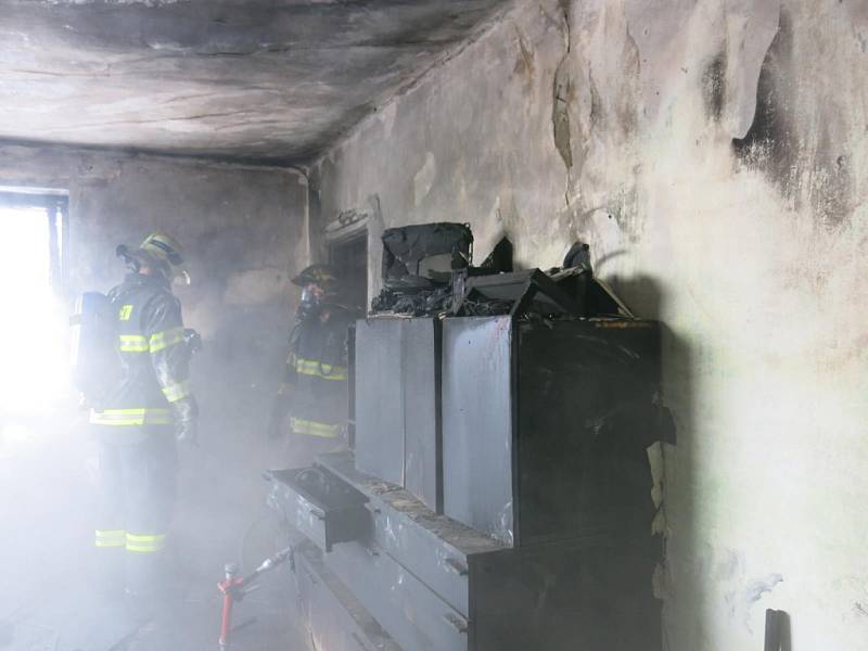  V plamenech skončil byt v Babické ulici ve Šternberku v sobotu po 11. hodině.