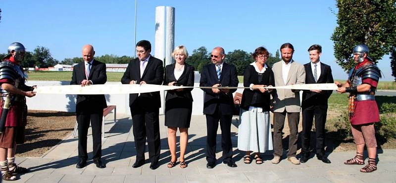 Slavnostní odhalení římského milníku v olomoucké čtvrti Neředín 