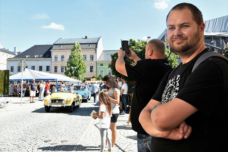 Ecce Homo Historic. Slavnosti města a přehlídka historických vozidel a motocyklů na Hlavním náměstí ve Šternberku, 5. 9. 2020