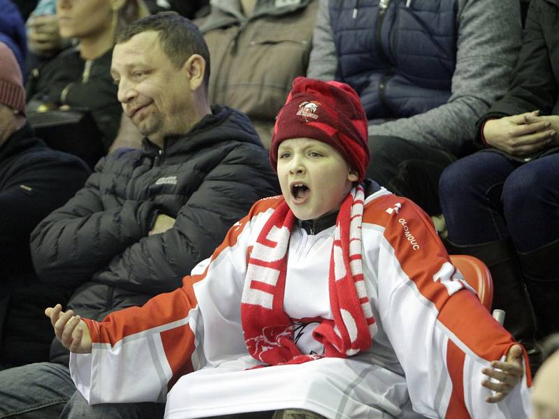 Olomoučtí hokejisté (v bílém) porazili ve čtvrtém utkání čtvrtfinále Plzeň 2:1. Stav série je 3:1 pro Plzeň.