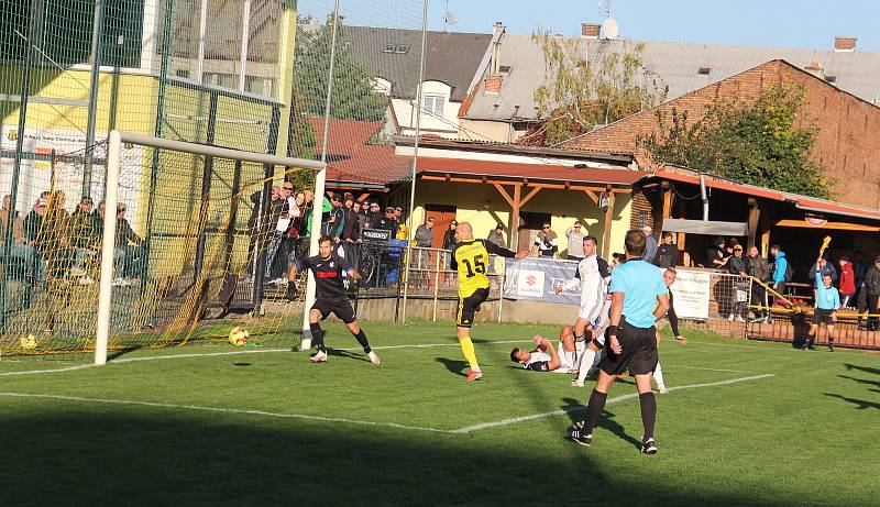 Nové Sady (ve žlutém) prohráli v olomouckém divizním derby s 1. HFK Olomouc doma 3:4.