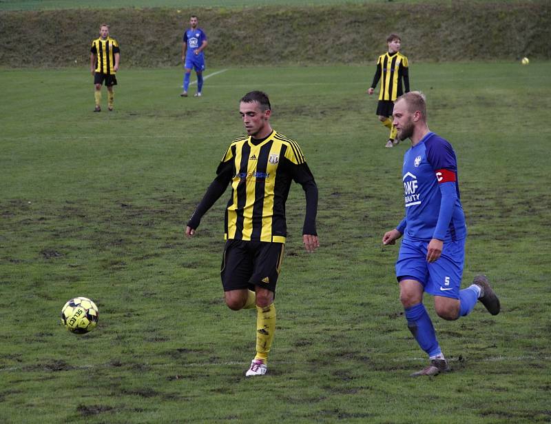 Fotbalisté Nových Sadů (ve žluto-černém) remizovali s Kozlovicemi 1:1.