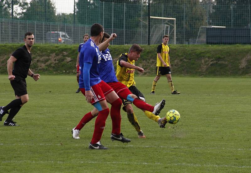 Fotbalisté Nových Sadů (ve žluto-černém) remizovali s Valašským Meziříčím 1:1.