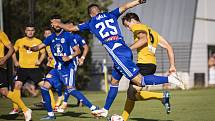 Fotbalisté Sigmy (v modrém) porazili v přípravě Rosice 1:0.