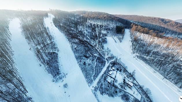 Resort Hrubá Voda zahajuje sezonu. Pohled na sjezdovky zleva: A, B, C. Více než kilometrové "Áčko" bude podle provozovatelů tahákem letošní zimy pro všechny lyžaře z Moravy.