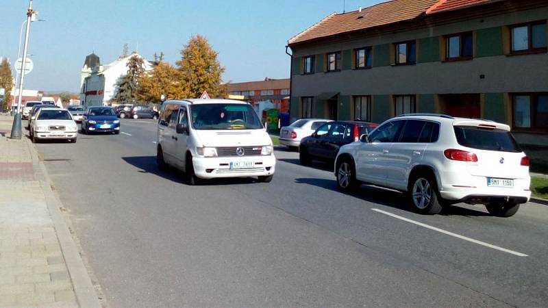 Přejít náměstí Osvobození v Horce nad Moravou je od 11. října zkouškou trpělivosti. Po uzavřeni silnice z Olomouce na Chomoutov jezdí Horkou auto za autem.