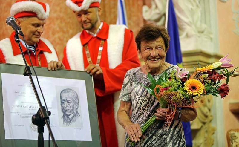 prof. Libuše Hrabová při přebírání Ceny Františka Palackého v Olomouci v roce 2014