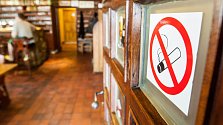 Protikuřácký zákon vyhnal cigarety z hospod na ulici. Ilustrační foto