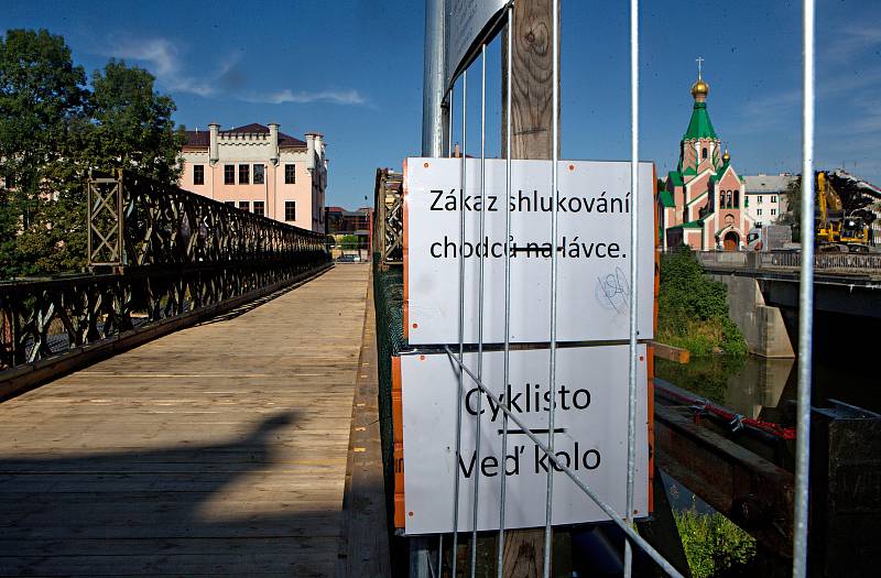 Náhradní lávka pro pěší u mostu přes Moravu v Komenského ulici
