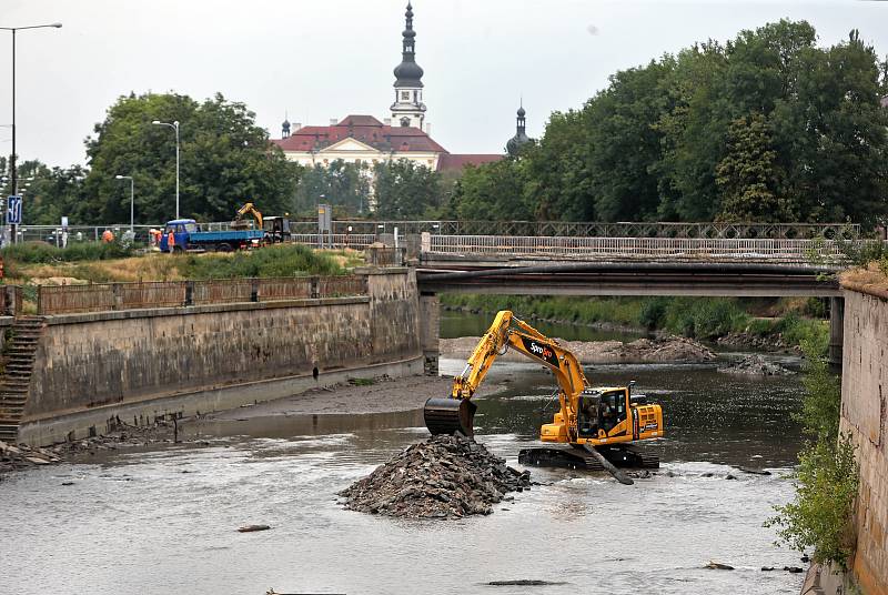 10. 7. 2018 - srážka řeky Moravy - příprava na demolici mostu u Bristolu