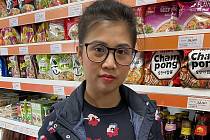 Jana Nguyenová v minimarketu ve Werichově ulici v Olomouci propaguje tradiční vietnamskou gastronomii, únor 2022.
