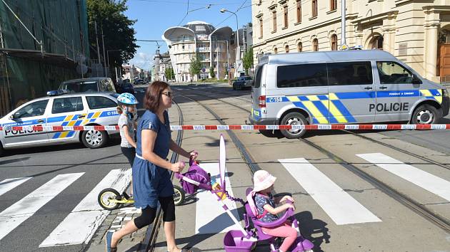 Policie zastavila provoz v Palackého ulici a evakuovala lidi kvůli podezřelému kufříku.