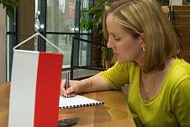Lidé v sídle krajského úřadu v Olomouci podepisují kondolenční listiny Polsku