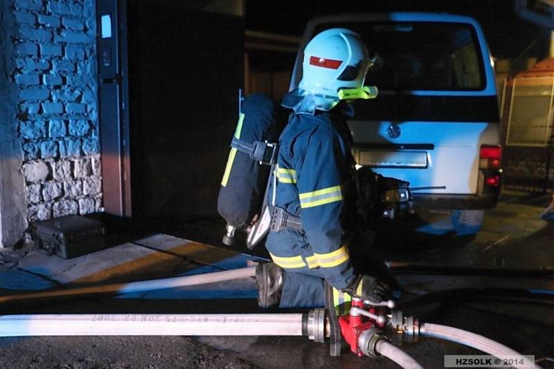 Hasiči zasahují u požáru přístavku rodinného domu v Horce nad Moravou