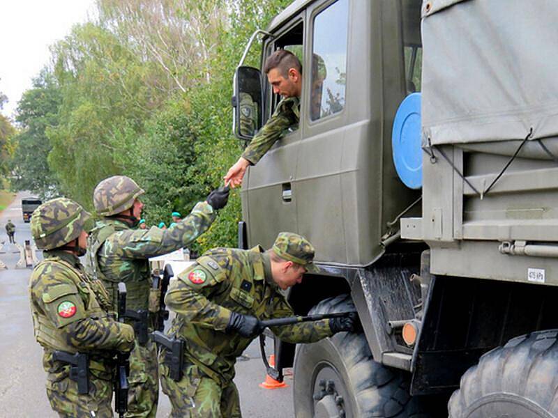 Tankisté v Přáslavicích procvičovali mobilizační opatření. Na snímku kontrolně propouštěcí místo.