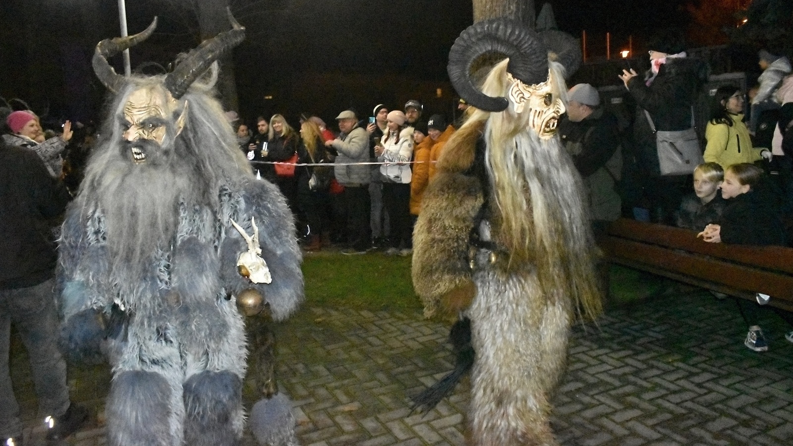Jak se dělá Krampus Olomouc? Pila a svářečka, prozradil muž za hrůznou maskou