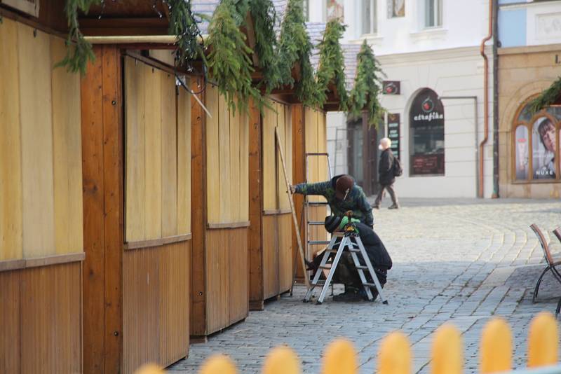 Příprava vánočních trhů v centru Olomouce, 16. listopadu 2021