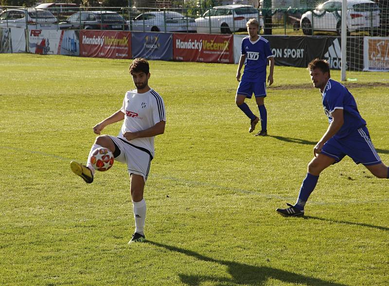 Fotbalisté Holice (v bílém) remizovali se Slavičínem 2:2.