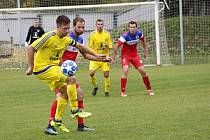 Fotbalisté Sigmy Lutín (ve žlutém) vyhráli v Černovíře 5:3.