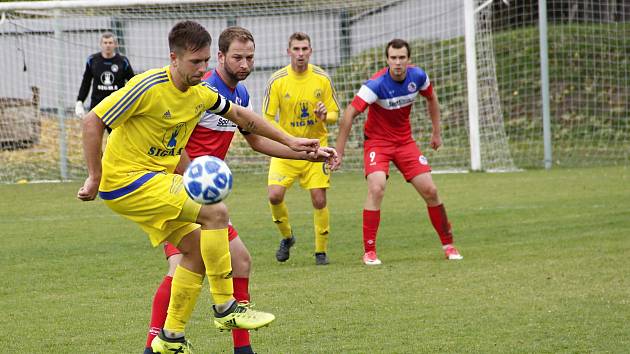 Fotbalisté Sigmy Lutín (ve žlutém) vyhráli v Černovíře 5:3.