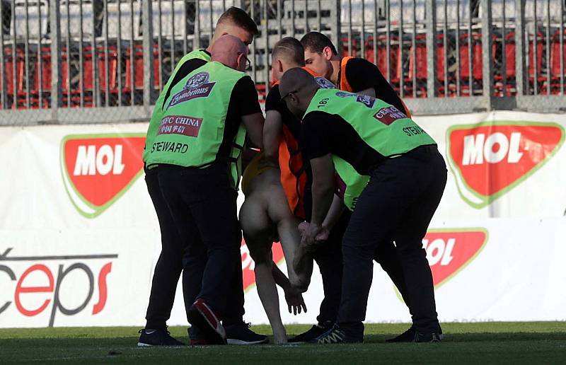 Zásah proti naháčovi na hřišti. Finále českého poháru na Andrově stadionu v Olomouci