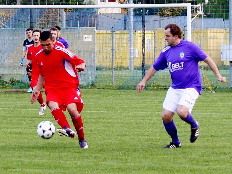 Fotbalisté Šternberka (v červeném) proti Velkým Losinám