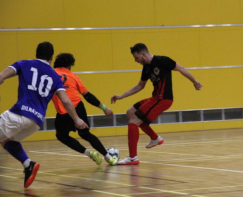 Futsalisté Olomouce (v modrém) porazili v domácím zápase druhé ligy Jeseník 8:5.