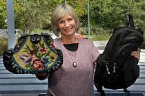 Jitka Molavcová věnovala do charitativního Kabelkového veletrhu v Olomouci oblíbený batoh i kabelku od maminky