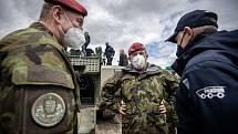 Náčelník Generálního štábu Armády ČR Aleš Opata si prohlíží obrněný vůz ASCOD 42 na mediálním dnu při testování bojových vozidel pěchoty (BVP) z tendru pro českou armádu ve vojenském prostoru Libavá, 27. května 2021