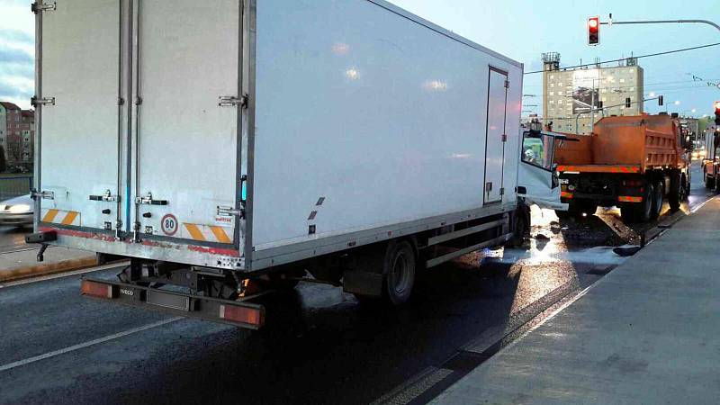 Srážka dvou náklaďáků ve Velkomoravské ulici v Olomouci
