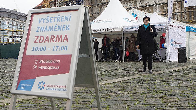 Stánek České průmyslové zdravotní pojišťovny na Horním náměstí v Olomouci.