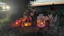 Místo na silnici mezi Olomoucí a Topolany, kde zemřel cyklista poté, co jej srazilo auto. Lidé přinášejí svíčky a květiny,1. října 2021