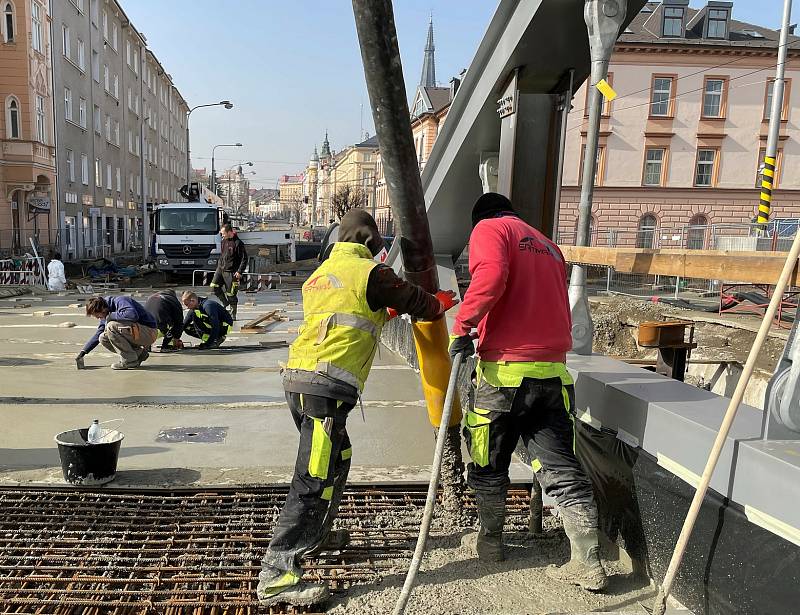 Betonování mostu v Masarykově třídě v Olomouci, 24. února 2021