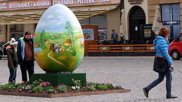 Chorvatští výtvarníci namalovali obří kraslici pro olomoucké náměstí.