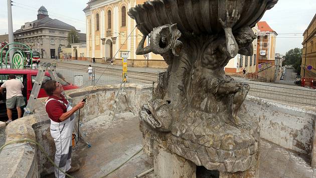 Renovace kašny Tritonů na náměstí Republiky v Olomouci rukou restaurátora Jiřího Fingra.