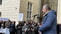 Demonstrativní Hodina pravdy na Univerzitě Palackého v Olomouci. Stávkové shromáždění na nádvoří filozofické fakulty v Křížkovského ulici. Na snímku Jan Stejskal, děkan FF UP, 28. března 2023.