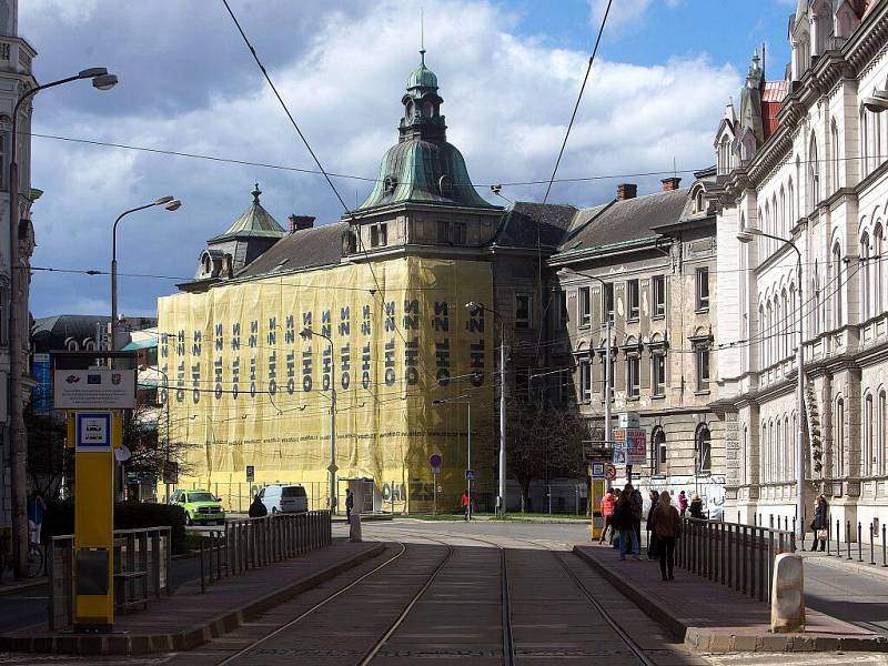 Stomatologická klinika v Palackého ulici v Olomouci zahalená lešením