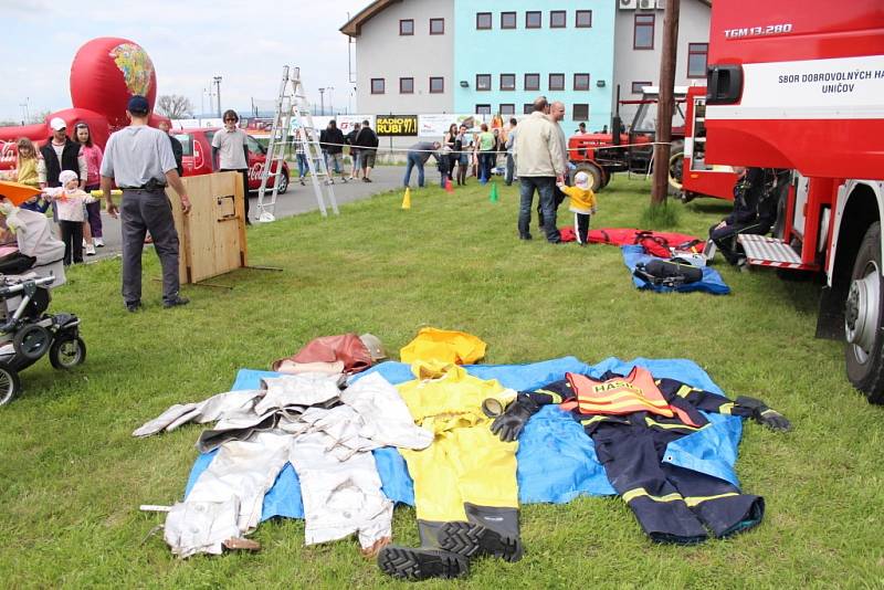 Do areálu hasičské zbrojnice v Uničově na Olomoucku přišly v sobotu 4. května stovky lidí, přilákalo je odpoledne plné soutěží a zábavy. Uničovští hasiči totiž slaví 145. výročí od svého založení.