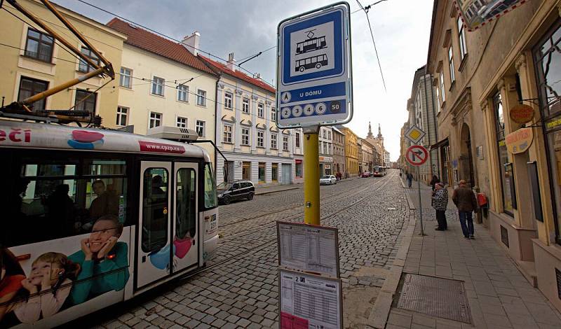 Zastávka U dómu na třídě 1. máje před rekonstrukcí