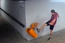 Naštvaný mladík v podchodu pod Brněnskou ulicí rozkopal odpadkové koše